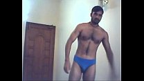 constructor indio muestra cuerpo desnudo completo