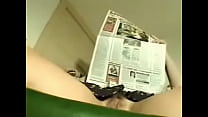 Милфа-блондинка пердит во время чтения газеты на shittytube