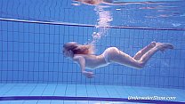 Proklova enlève son bikini et nage sous l'eau