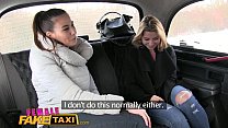Female Fake Taxi Skinny sexy lesbiche ceche con grandi tette hanno strap on divertimento in taxi