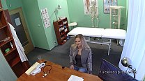 Un patient blond naturel baise un médecin dans son bureau
