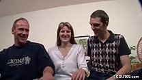 Couple allemand fait son premier trio avec un gars étrange