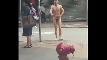 ragazzo nudo che cammina in pubblico