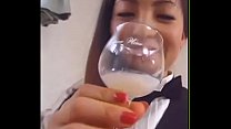 Японская официантка делает минет и глотает сперму