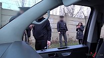 Ação hardcore em dirigir van interrompida por policiais reais