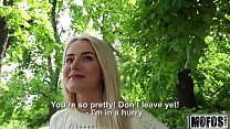 Vídeo Blonde Hottie Fucks Outdoors estrelado por Aisha - Mofos.com
