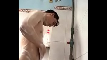 Gay Việt Nam mông to tắm vòi sen