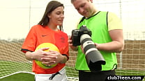 Юная футболистка трахается с фотографом