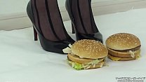 Foodcrush Женщина наступает на гамбургер в чулках