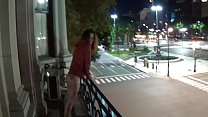 Красивая девушка ссыт с балкона на машины в центре города