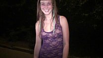 Nettes junges blondes Mädchen, das zum öffentlichen Sexgangbang verfolgt Orgie mit Fremden geht