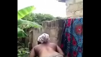 Busola Naija Girl bañándose video reventado en línea