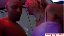 Europäische Babe mit Sperma auf verrückte Party gefüttert