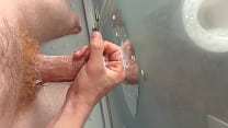 Follando el cristal de la cabina de ducha con una polla dura y jabonosa