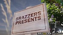 Brazzers - Milfs Like It Big - Pervertido en la escena del parque protagonizada por Alexis Fawx Romi Rain y Keiran L