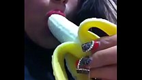 Mon ex petite amie suce une banane