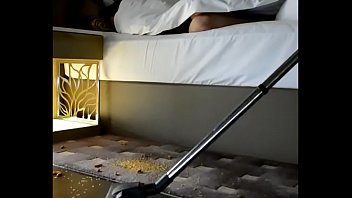 Desi Wife Pankhuri stuzzica il culo in un ragazzo di pulizia in camera in hotel con il marito