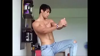 musculoso gay brasileño