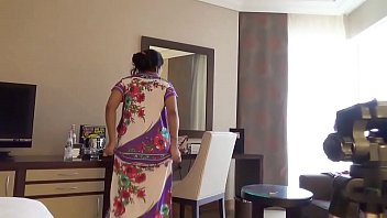 Die indische Ehefrau Kajol im Hotel hat erstaunlichen Sex im Stehen mit Blowjob und Muschifick