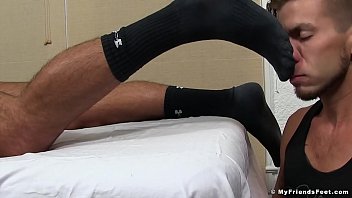 Pezzo inchiostrato Michael Roman copre i suoi piedi teneri con sperma