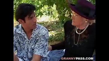 La nonnina seduce un ragazzo giovane
