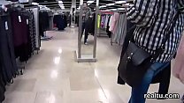 Une charmante jeune fille tchèque se laisse séduire dans le centre commercial et se fait ramoner en pov