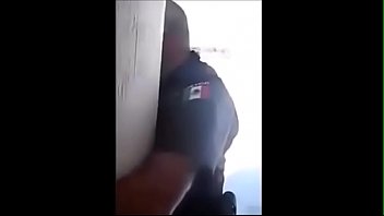 Полицейский нащупывает другого полицейского