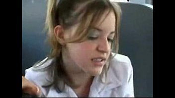 バスの中で若い女の子