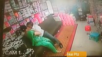 Olha só. A garota começou a fazer sexo com a garota da loja Para ser pego na loja || Preso em CCTV