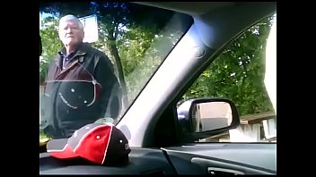 Грязный старик шпионит за парнем, дрочащим в машине - Streampornvids.com