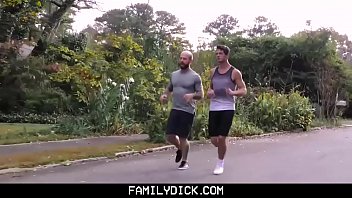 FamilyDick - Il patrigno muscoloso e tatuato più vecchio allena il figliastro vergine su un grosso cazzo