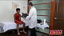 Doktor misst Twink Patienten Arsch mit seinem Schwanz