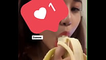 Fille pratiquant de manger des bananes