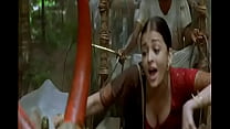 Aishwarya Rai muestra el escote de las tetas en la canción de guru