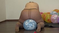 Una gorda en pantimedias se sienta sobre globos y se mea