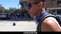 Bubble Butt Jock (Jonathan) est payé pour sucer une bite devant la caméra - Latin Leche