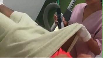 Épilation au laser par une infirmière indienne