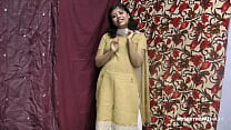 Индийская девушка рупали в шоу раздевания костюма шалвара