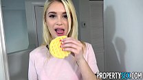 PropertySex - Une petite teen blonde baise sa camarade de chambre