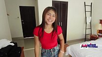 Улыбающаяся тайская крошка получает иностранный член