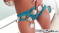 Charley Chase tira sua roupa sexy e se espalha