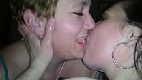 POV мастурбирует от моей прекрасной подруги жены, пока они целуются. Языки и масло