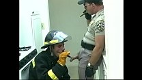 Un pompier gay suce un officier de police puis il rend la pareille