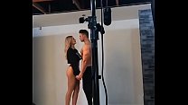 Photoshoot modèle chaud avec son petit ami sexy