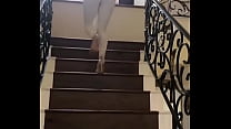 Tess Kielhamer caminhando nas escadas