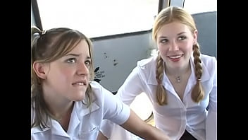 In The Schoolbus-2 studentessa carina soffia e scopa. HD