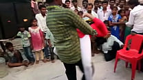 村でのインドの女の子のホットレコーディングダンス