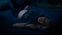 La série lesbienne Netflix 'GYPSY' - La MILF Naomi Watts se masturbe en pensant à la jeune Sophie Cookson