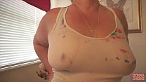 Geile Blonde 50 Jahre alte MILF mit Riesenarsch macht nasses T-Shirt Striptease