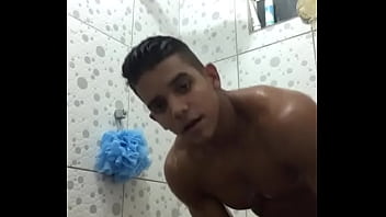 シャワーでハンサムなラテン系アメリカ人